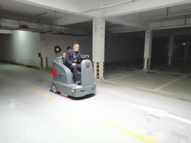 观塘小区物业保洁不用人力改用驾驶式洗地机了